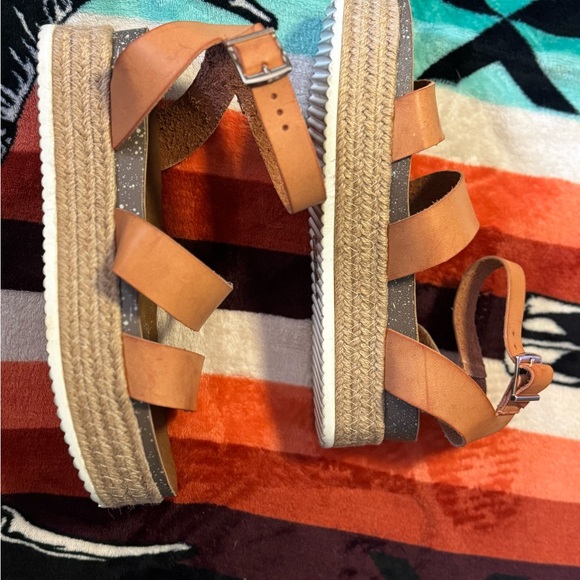 Spring Step Tan Platform Sandals - Picture 3 of 11